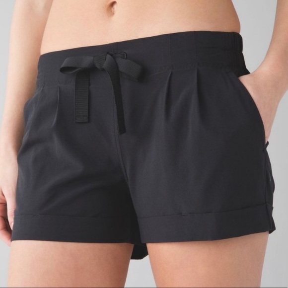 lululemon athletica Pants - LULULEMON Black Spring Break Away Short 2 EUC
